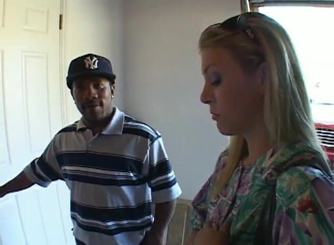 VOP Interracial: Pizdă păroasă futută de la Shorty Mac