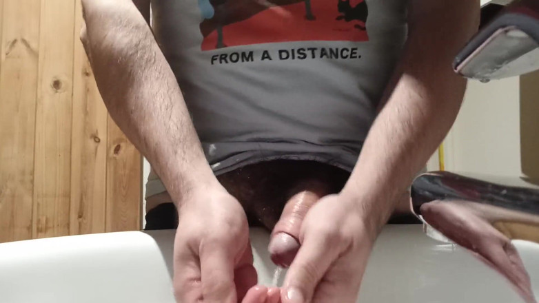 Kinky Guy: Adoro lavarmi le mani con una pipì calda.