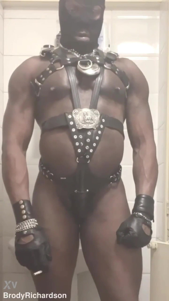 Black butt muscle: М'язова повія курить у збоченій сесії