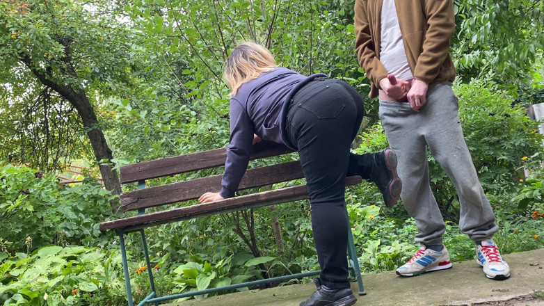 OurFetishLife: Porra na bunda grande milf em jeans no parque