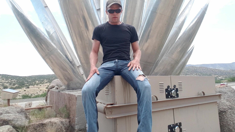 Lapetus: Kencing seluar jeans saya di atas arca awam