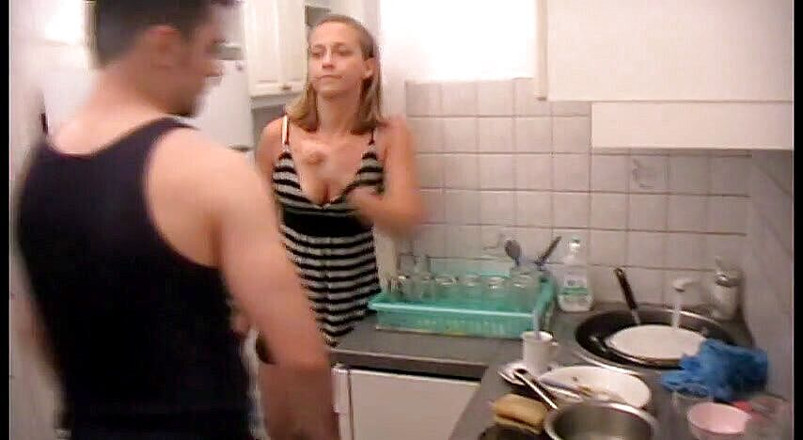 Femdom Austria: Skynda dig och städa upp det köket, slav!