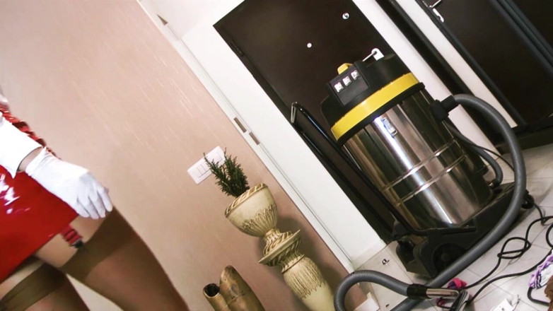 Goddess Celine: Vaccuming i latex