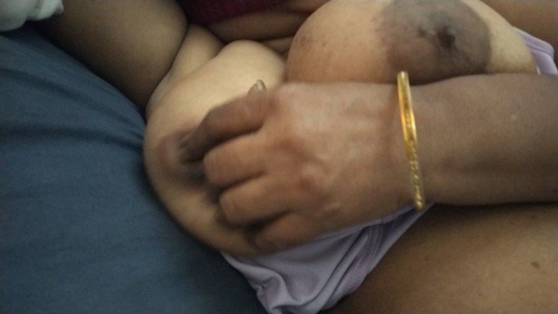 Tamil lesbian: Самые большие сиськи тамильской тетушки