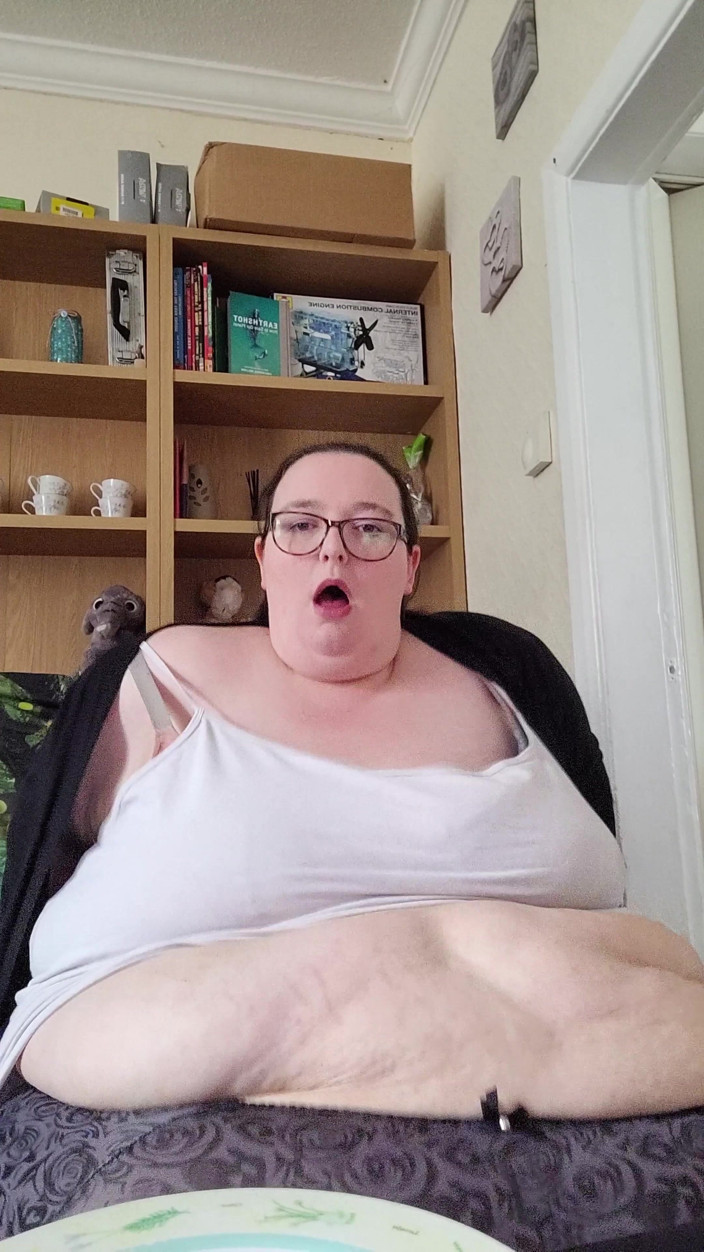 SSBBWLadyBrads: Lízání koláče a chvění tímto masivním břichem