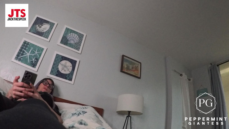 Peppermint Giantess: Des services de petite taille en POV adorent les pieds...