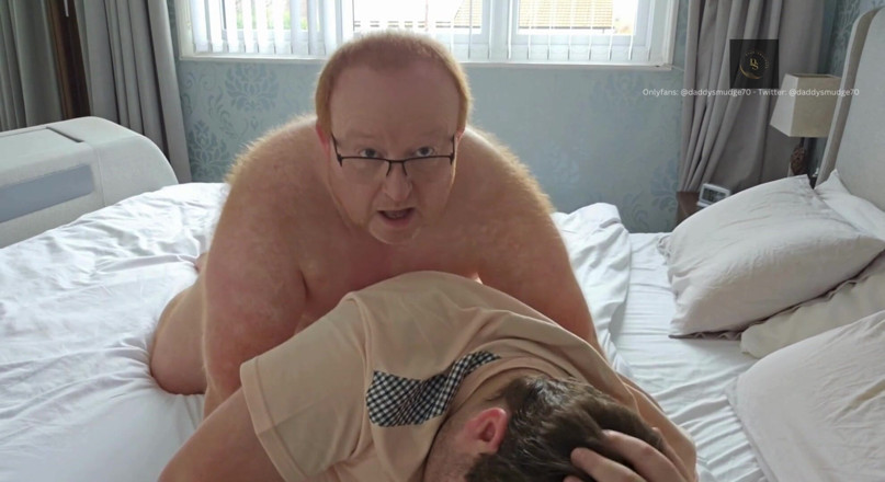 Daddysmudge: Un papa baise un garçon sur un lit
