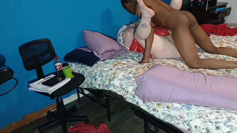 Sloppylynn: PAWGは大きなチンコの尻で女の穴を激しく叩かれる。彼は彼女をしっかりとセックスする。