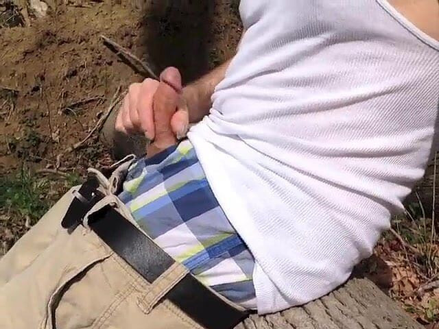 TJenner: Sentado em um tronco enquanto estou me masturbando na floresta,...
