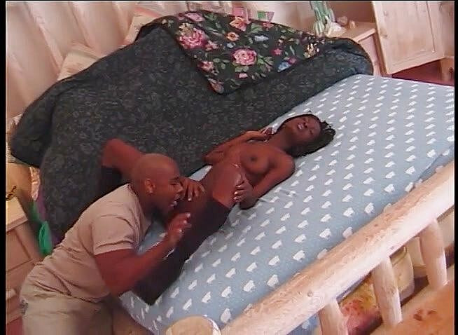 VOP Ebony Babes: Ébano traviesa ama una carga cálida en su cara negra