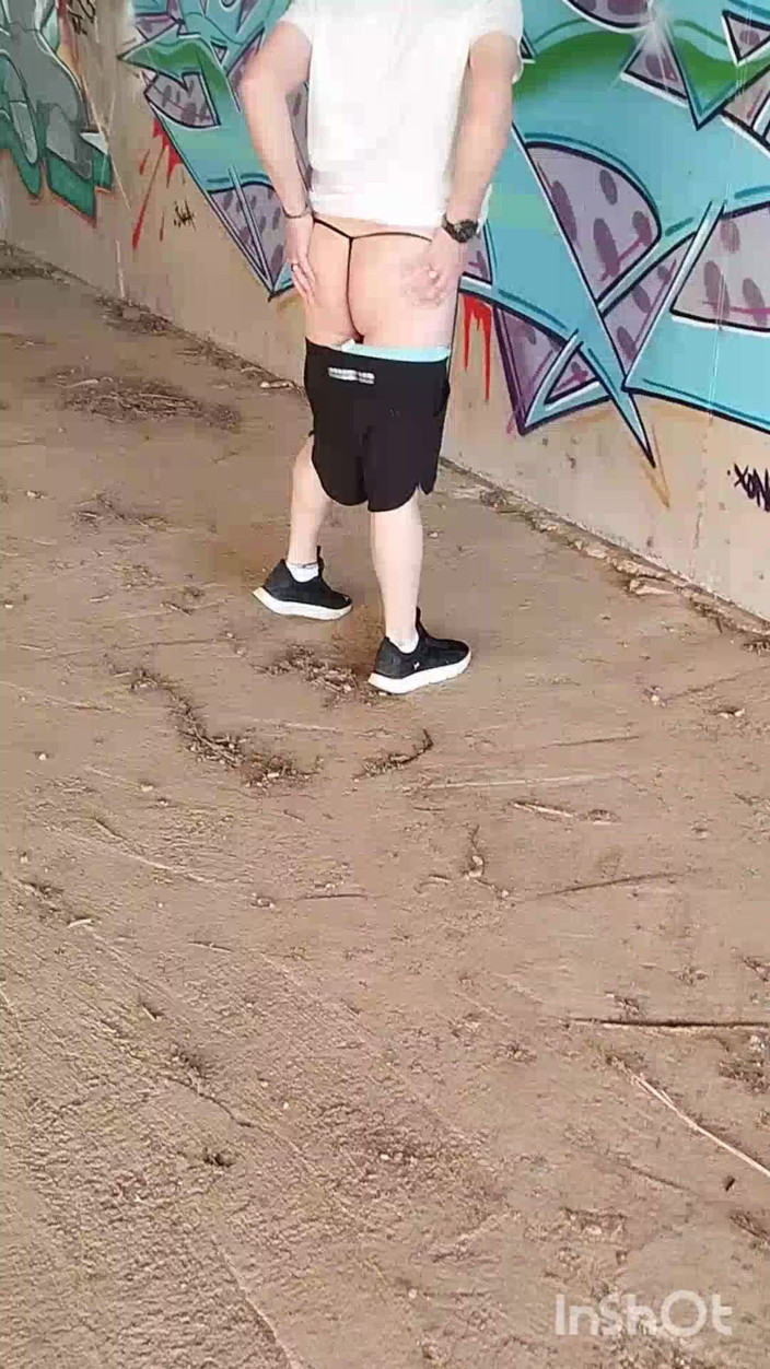 Morbosete000: Tanga içinde götünü gösteriyor