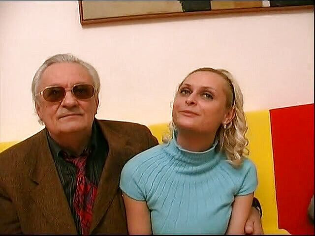 Fetish Desire: Velho cara dá sua puta para dois paus grandes