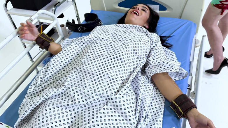 Latina Fetish: Латексна медична гра: латина в стримує, з кляпом у роті і змушена до оргазму (hd + bts)