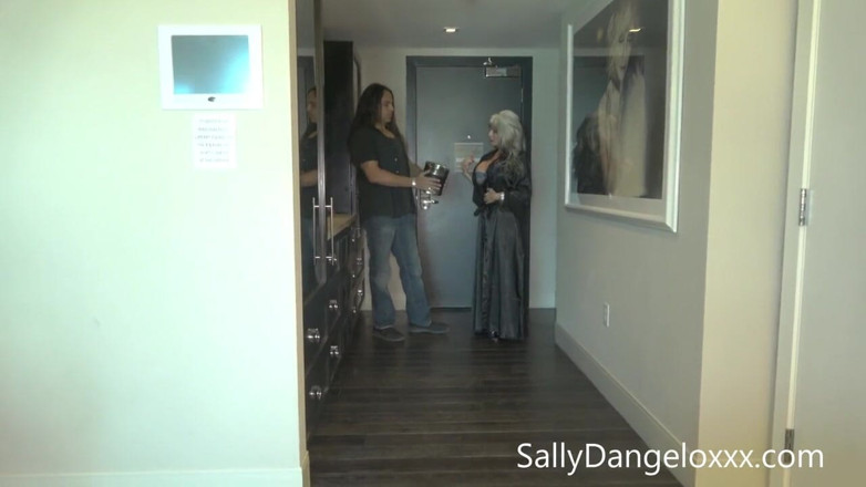 Sally D'Angelo: Pagando minha meia-irmã