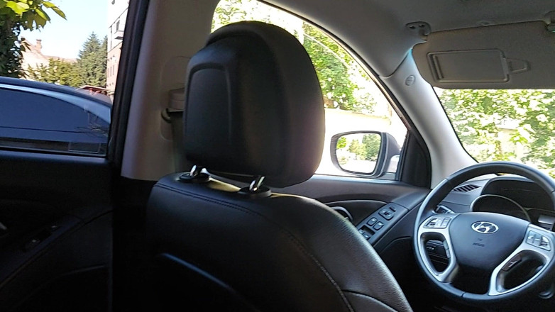 Step Mommy: Je fais un footjob à mon beau-fils dans une voiture pendant...