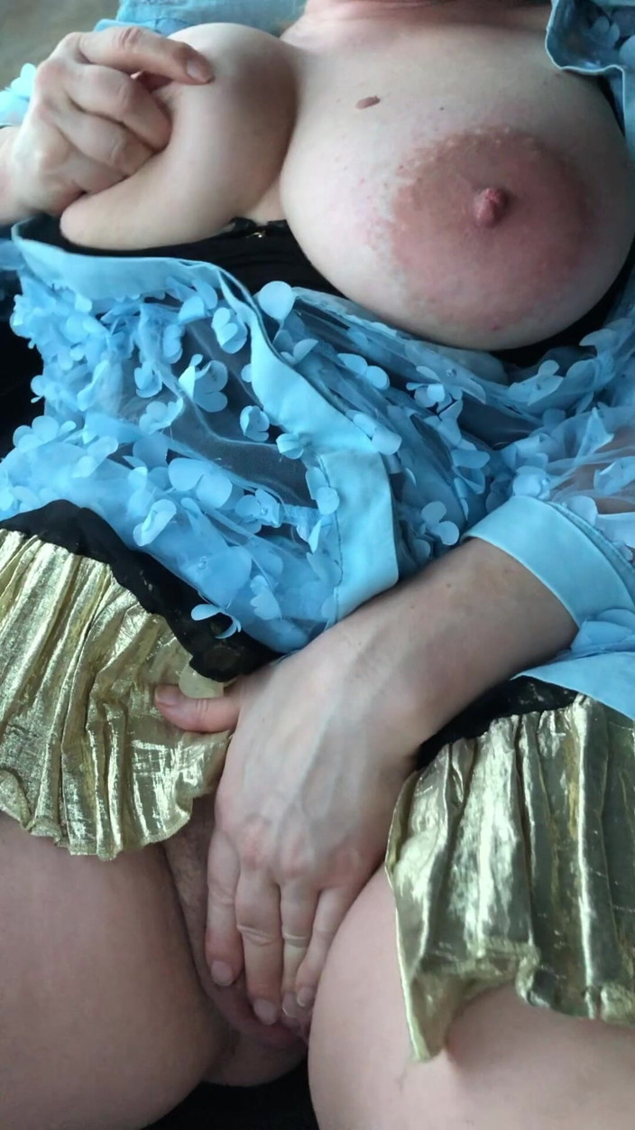 Hotwifekbh: Vrouw met grote tieten pist en masturbeert eigengemaakte amateur