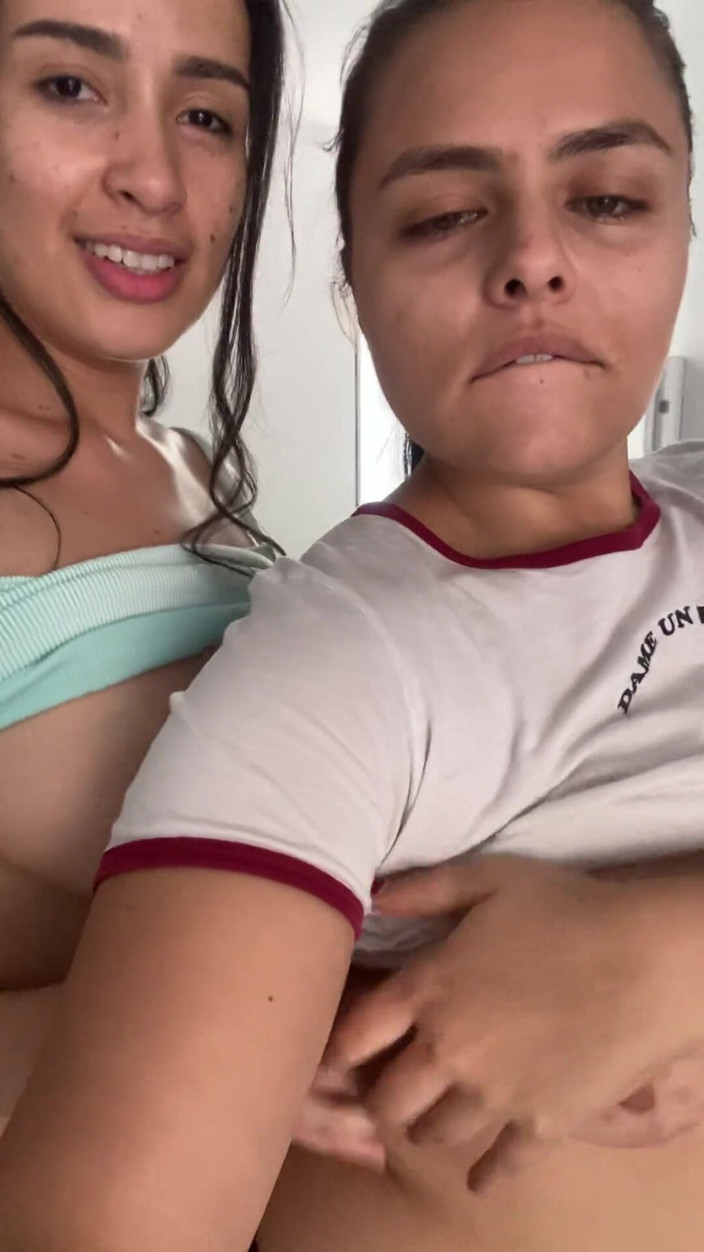 zoemelissa: Sexo lésbico, encontramos el teléfono de nuestro vecino y le...