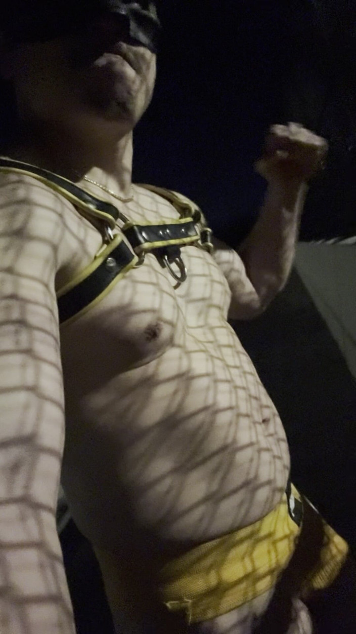 Barenakedmuscles: Provocación muscular de medianoche: dotado asiático flexiona culo y biceps...