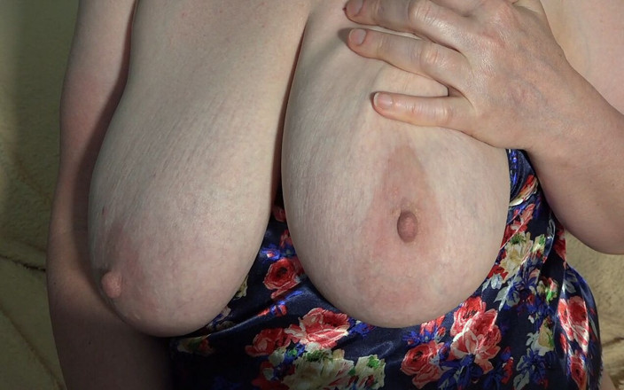 Milf Big Tits: Une grosse MILF montre ses gros seins devant une webcam...