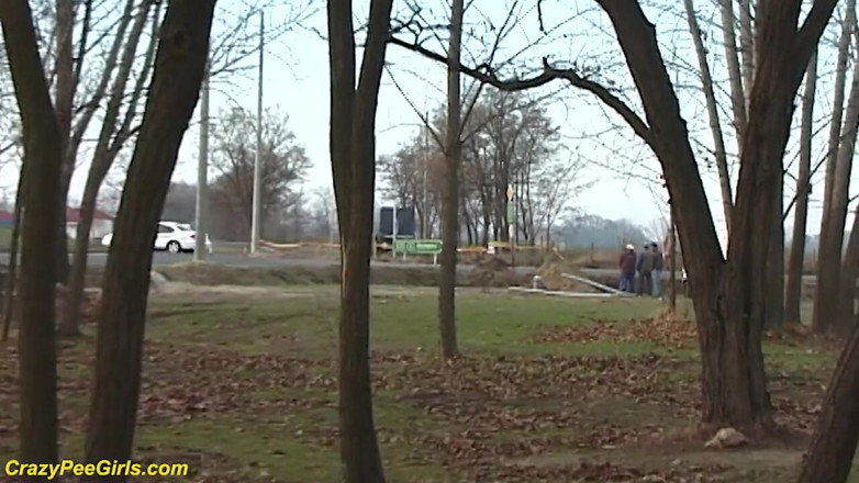 Crazy pee girls: Rothaarige ehefrau pisst im freien
