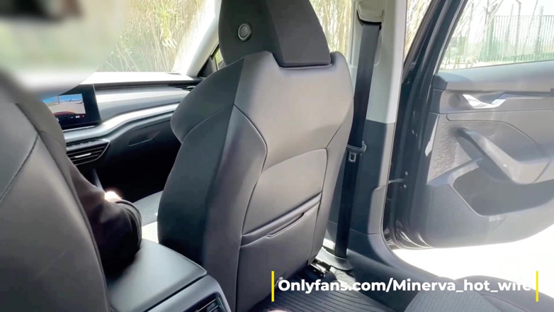 Minerva: Vrouw betaalt taxi met een pijpbeurt. Taxichauffeur ejaculeert in de...