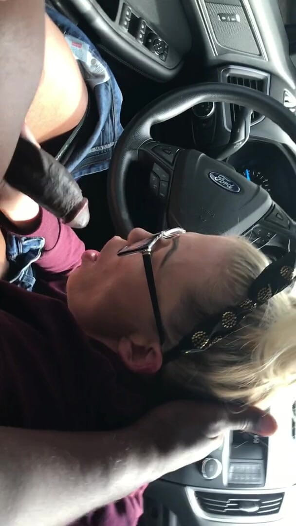 Tickled Pink Productions: Une salope blonde suce une super grosse bite noire dans...