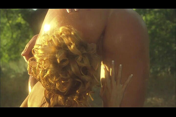 CBD Media: Dua cewek hot rambut pirang dengan tubuh aduhai saling jilat...