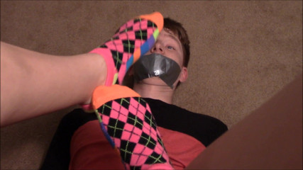 Selfgags femdom bondage: 노예 냄새가 나는 발로 변한 남친 엿보기