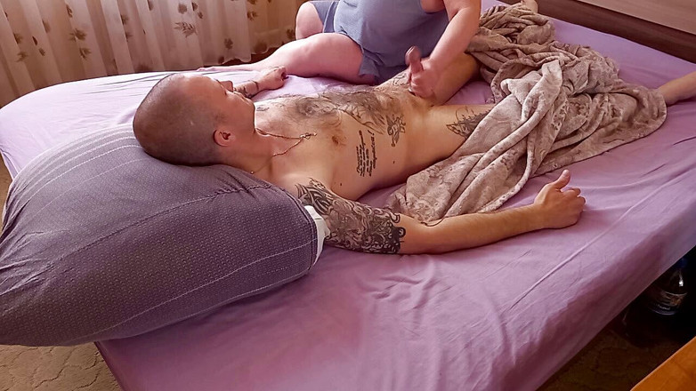 Zona901: Мачуха розбудила мене, мастурбуючи мій член