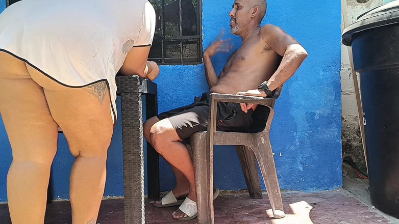 Adribella69: 欲求不満でお尻の大きい隣人との屋外セックス