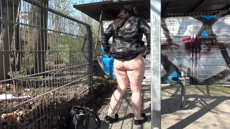 German amateur - 100% German hardcore videos: Curvei germane grase îi place să se pișe în public