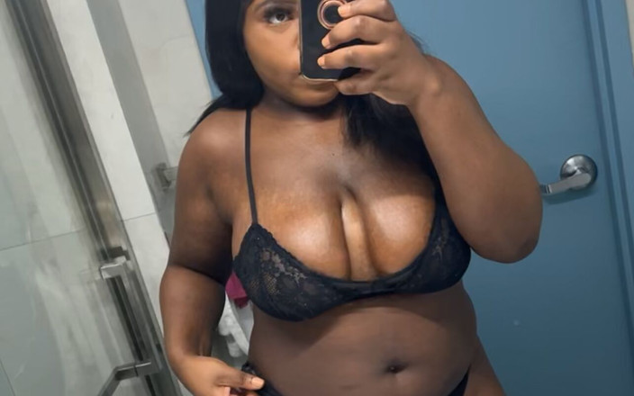 Chantell Dior: Смотри, как моя мясистая задница моет и трясет задницей