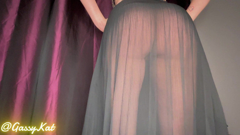 GassyKat: Pète dans une robe noire transparente