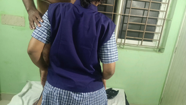 Pushpa studio: Chica universitaria disfrutando de cama con su novio con uniforme...