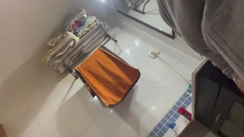 The newhere: Et Éjaculation dans la salle de bain