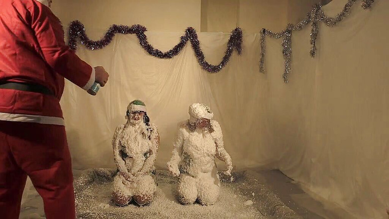 Gunked up girls: Krismas sendiri Lola dan Jodie Snow