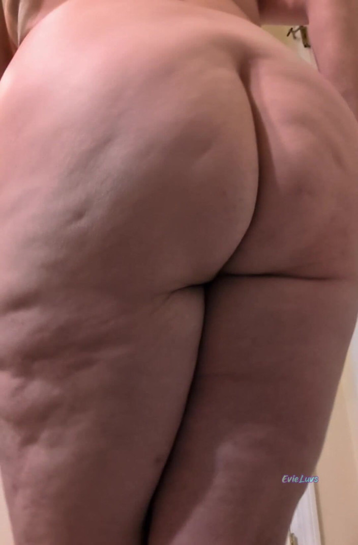 Elianna: MILF dysrobuje i tańczy