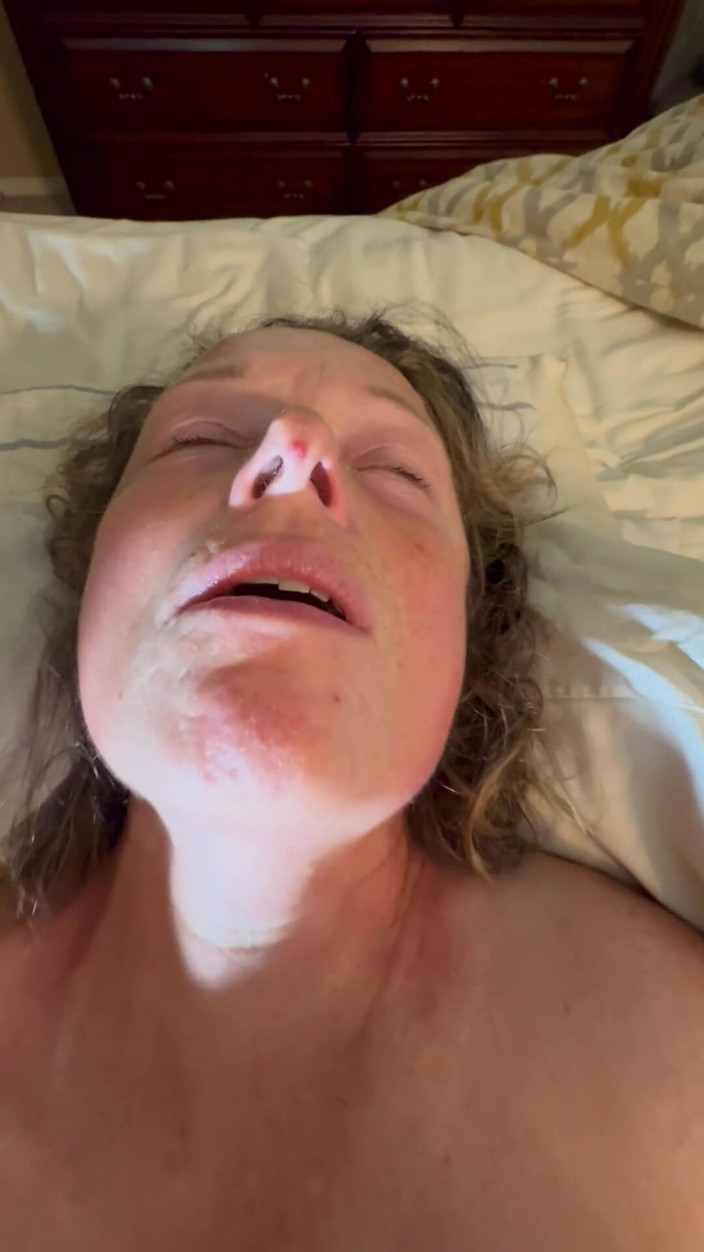 Bonewizzard69: Une jeune fille caresse sa chatte mouillée baveuse avec une...