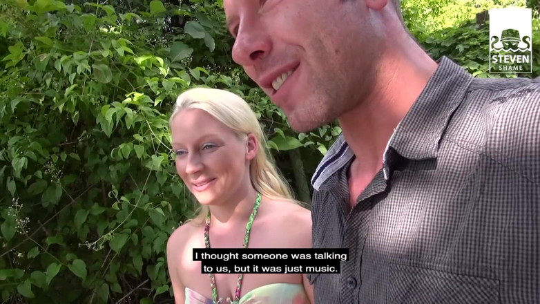 Steven Shame: Întâlnire sexuală în trei în aer liber: Blonda satisface două scule mari