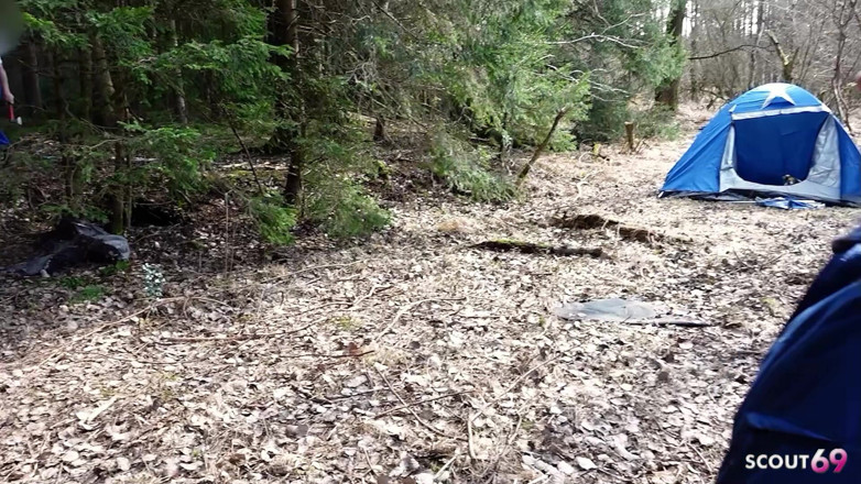 Scout69: Tysk tjej och hennes mager bästa latina flickvän ger främling...