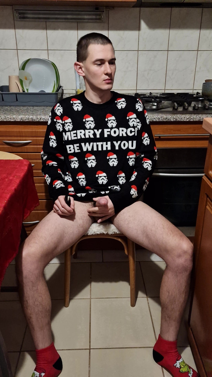 Fap_man93: मैंने अपने क्रिसमस स्वेटर पहने किचन में अपने बड़े लंड का हस्तमैथुन किया