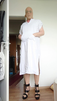 Caftan Bianco, Collant E Tacchi Alti Sexy