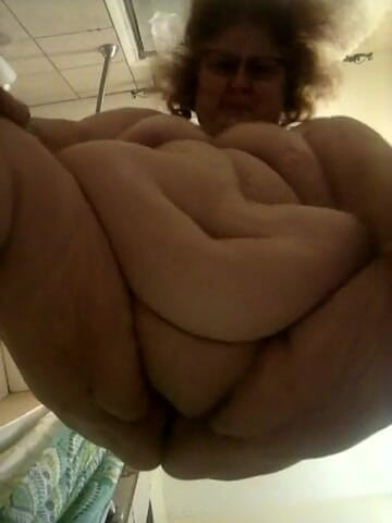 BBW nurse Vicki adventures with friends: Жиробасина раздевается в ванной
