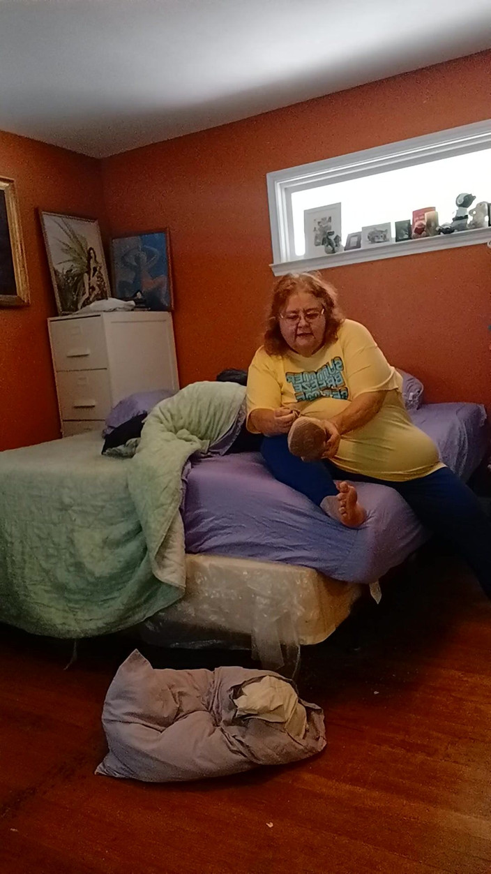 BBW nurse Vicki adventures with friends: Pantofi de tenis împuțiți Pewwwee