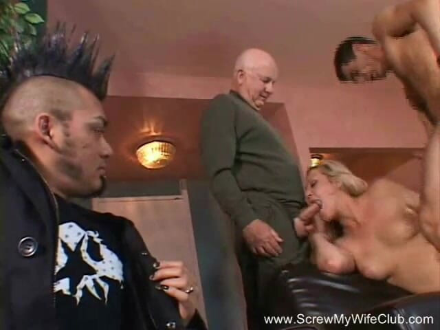Screw My Wife Club: Awek blonde yang menggoda menghisap dan mengongkek zakar besar seperti...