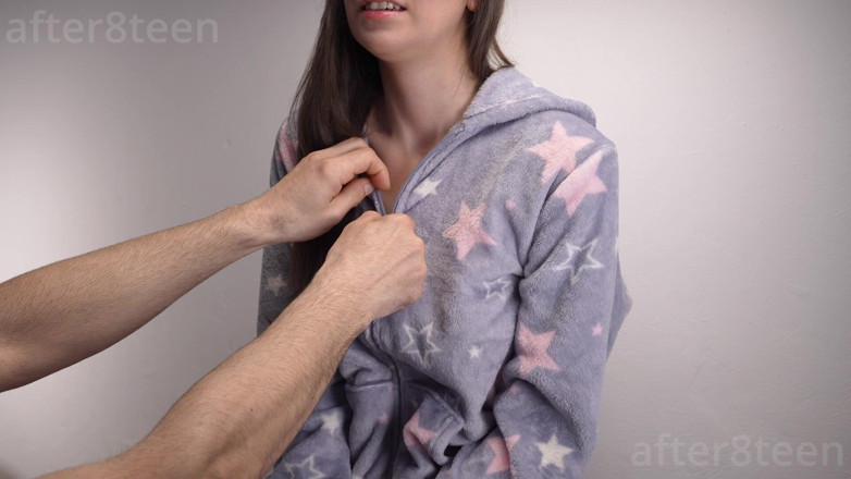 After8Teen: Een vriendin van mijn stiefvader was vanavond binnengekomen. Wat doen...