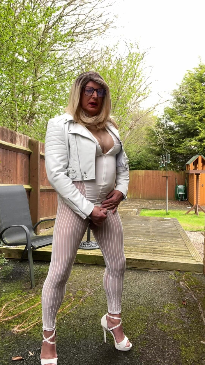 Kellycd2022: एमेच्योर क्रॉसड्रेसर kellycd2022 सेक्सी milf(चोदने लायक मम्मी) मूत रही है और मेरी बहिन लड़की लंड से हस्तमैथुन कर रही है