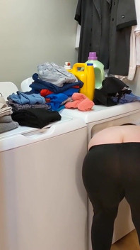 Pequeña hermanastra atrapada en la secadora