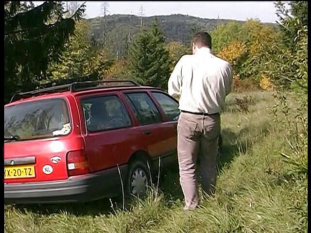Lucky Cooch: La figa della bionda formosa viene leccata e sbattuta all'aperto