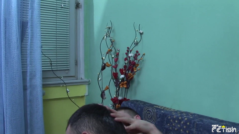 Gay Diaries: 英俊的家伙被两个朋友无鞍抽插嘴巴和菊花